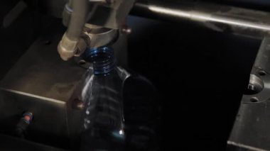 İçme suyu için plastik şişeler üfleme makinenin çalışması.