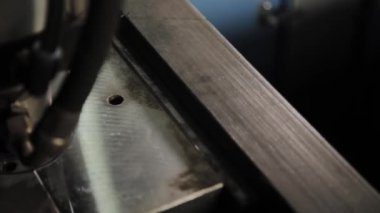 İçme suyu için plastik şişeler üfleme makinenin çalışması.