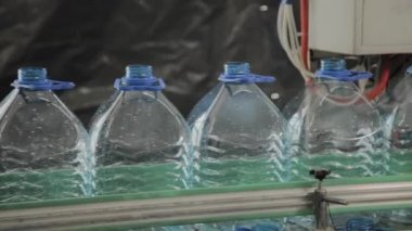 Plastik şişe üretim hattında. Plastik kalıp şişeleme fabrikası. Boşlukları fabrikada plastik şişe.