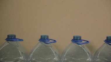 Plastik şişe üretim hattında. Plastik kalıp şişeleme fabrikası. Boşlukları fabrikada plastik şişe.