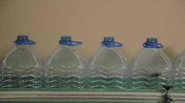 Plastik şişe üretim hattında. Plastik kalıp şişeleme fabrikası. Boşlukları fabrikada plastik şişe.