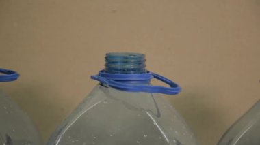 Plastik şişe üretim hattında. Plastik kalıp şişeleme fabrikası. Boşlukları fabrikada plastik şişe.