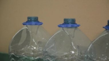 Plastik şişe üretim hattında. Plastik kalıp şişeleme fabrikası. Boşlukları fabrikada plastik şişe.