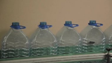 Plastik şişe üretim hattında. Plastik kalıp şişeleme fabrikası. Boşlukları fabrikada plastik şişe.