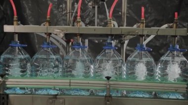 İçme suyu ve karbonatlı içeceklerin üretimi, şişeleri suyla doldurma süreci, taşıyıcı.