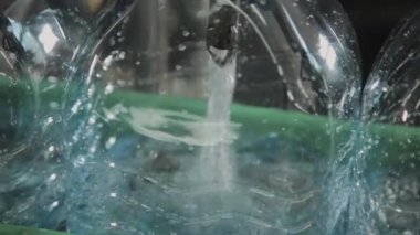 İçme suyu ve karbonatlı içeceklerin üretimi, şişeleri suyla doldurma süreci, taşıyıcı.