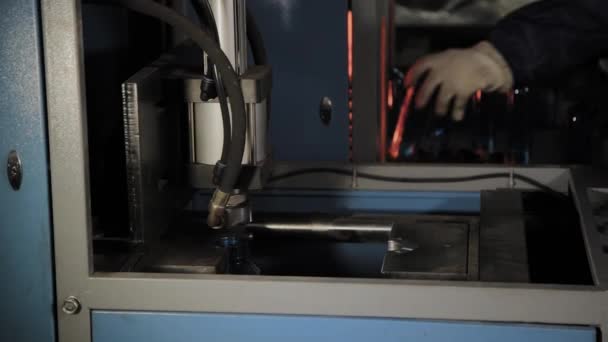 Práce stroje na odfoukání plastových lahví k pitné vodě. — Stock video