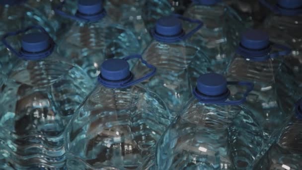 Niebieskie plastikowe butelki wody pitnej w dużych ilościach. — Wideo stockowe