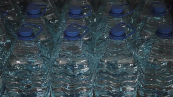 Botellas de agua potable de plástico azul en grandes cantidades . — Vídeos de Stock