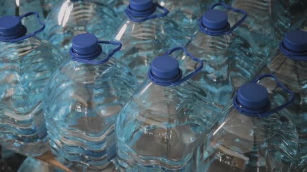 Modré plastové nádoby na pitnou vodu ve velkém množství. — Stock video