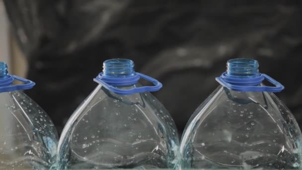 De lijn van de productie van de plastic fles. Plastic molding botteling fabriek. Lege cellen van plastic flessen in de fabriek. — Stockvideo