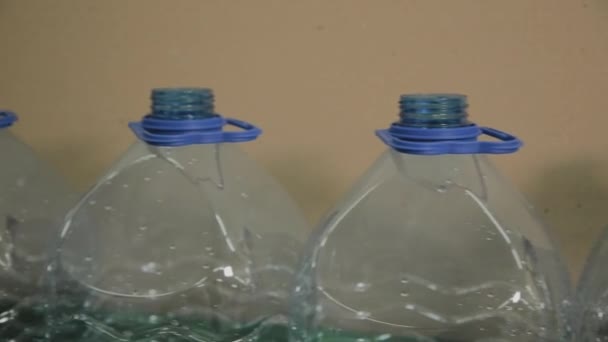 Лінія для виробництва пластикових пляшок. Фабрика розливу пластикових форм. Бланки пластикових пляшок на заводі . — стокове відео
