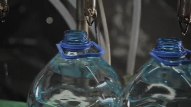 Productielijn van drinkwater en koolzuurhoudende dranken, het vullen van flessen met water, transportband. — Stockvideo