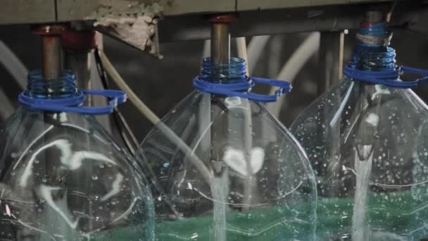 Produktionslinie für Trinkwasser und kohlensäurehaltige Getränke, das Befüllen von Flaschen mit Wasser, Förderband. — Stockvideo