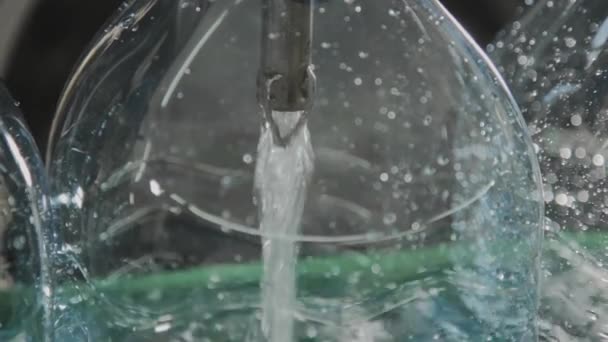 Výrobní linka pitné vody a sycených nápojů, proces plnění lahví vodou, dopravník. — Stock video
