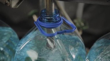 İçme suyu ve karbonatlı içeceklerin üretimi, şişeleri suyla doldurma süreci, taşıyıcı.