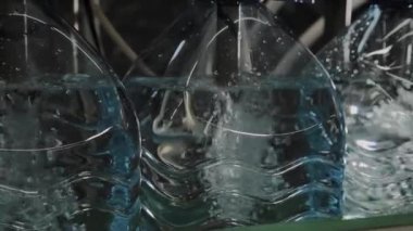 İçme suyu ve karbonatlı içeceklerin üretimi, şişeleri suyla doldurma süreci, taşıyıcı.