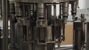 İçme suyu şişeleme için bir durdu konveyör. Konveyör parçaları.