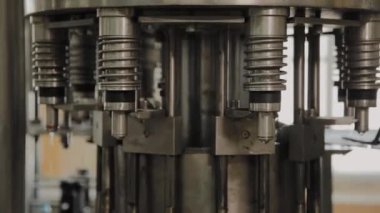 İçme suyu şişeleme için bir konveyör vardır. Konveyör detayları.