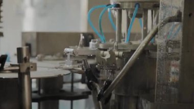 İçme suyu şişeleme için bir konveyör vardır. Konveyör detayları.