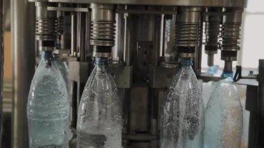 İçme suyu ve karbonatlı içeceklerin üretimi, şişeleri suyla doldurma süreci, taşıyıcı.