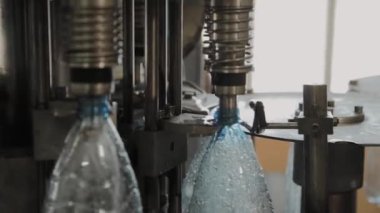 İçme suyu ve karbonatlı içeceklerin üretimi, şişeleri suyla doldurma süreci, taşıyıcı.