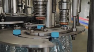 İçme suyu için conveer mühürler şişeleri.