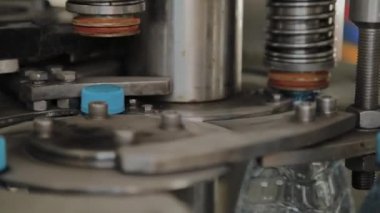 İçme suyu için conveer mühürler şişeleri.