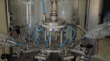 İçme suyu şişeleme için bir konveyör vardır. Konveyör detayları.