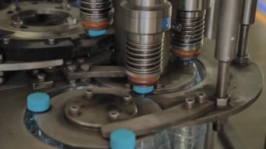 İçme suyu için conveer mühürler şişeleri.