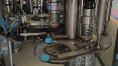 İçme suyu için conveer mühürler şişeleri.