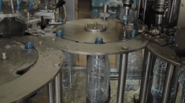 İçme suyu için conveer mühürler şişeleri.