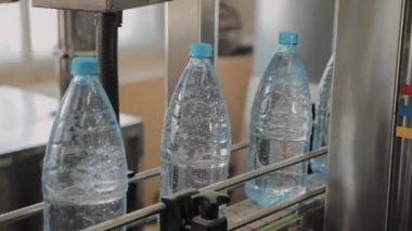 Plastik şişe üretim hattında. Plastik kalıp şişeleme fabrikası. Boşlukları fabrikada plastik şişe.