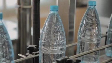 Plastik şişe üretim hattında. Plastik kalıp şişeleme fabrikası. Boşlukları fabrikada plastik şişe.