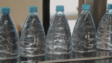 Plastik şişe üretim hattında. Plastik kalıp şişeleme fabrikası. Boşlukları fabrikada plastik şişe.