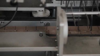 Fabrikada çalışan boru hattı. Konveyör bandı, makine parçaları.