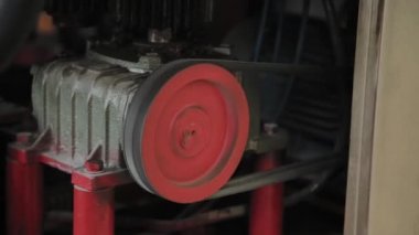 Fabrika makinesinde çalışan elektrik motoru.