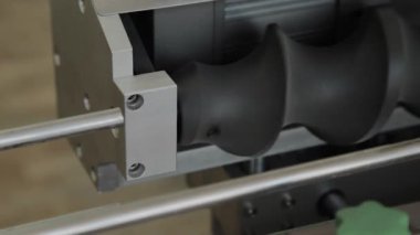 Fabrikada çalışan boru hattı. Konveyör bandı, makine parçaları.