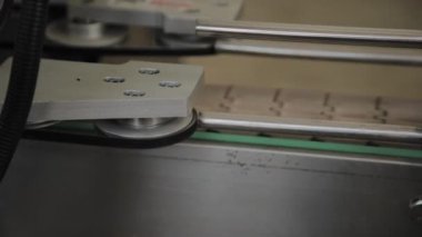 Fabrikada çalışan boru hattı. Konveyör bandı, makine parçaları.