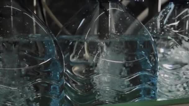 Produktionslinie für Trinkwasser und kohlensäurehaltige Getränke, das Befüllen von Flaschen mit Wasser, Förderband. — Stockvideo