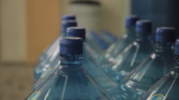 Blauwe plastic drinkwater flessen in grote hoeveelheden. — Stockvideo