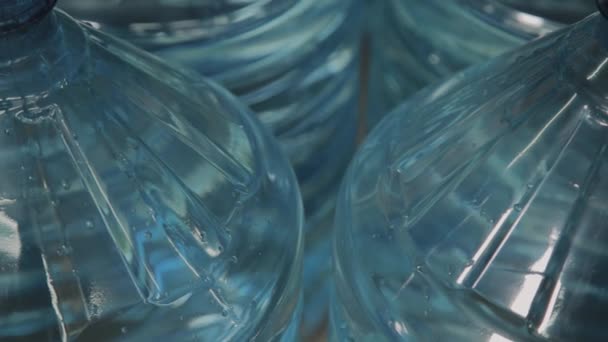 Blått dricks vatten flaskor i plast i stora mängder. — Stockvideo