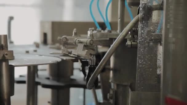 There is a conveyor for bottling drinking water. Details of the conveyor. — Stock Video