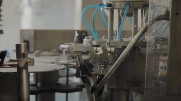 Имеется конвейер для розлива питьевой воды. Детали конвейера . — стоковое видео