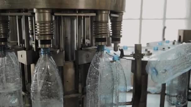 Ligne de production d'eau potable et de boissons gazeuses, le processus de remplissage des bouteilles d'eau, convoyeur. — Video