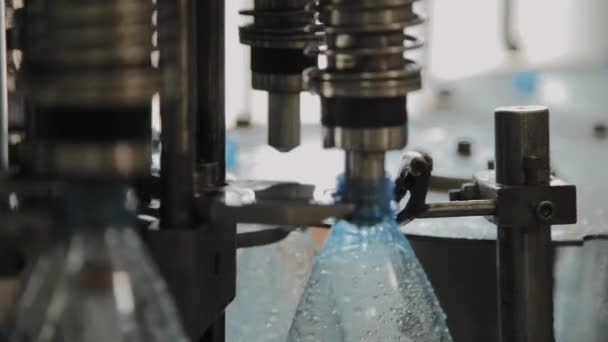 Виробнича лінія питної води та газованих напоїв, процес наповнення пляшок водою, конвеєр . — стокове відео