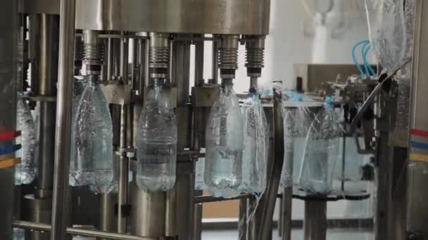 Ligne de production d'eau potable et de boissons gazeuses, le processus de remplissage des bouteilles d'eau, convoyeur. — Video