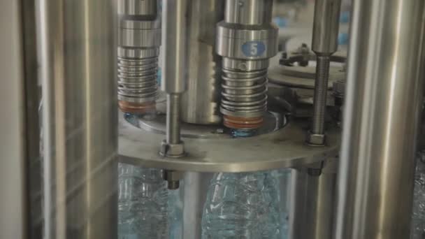 Produktionslinie für Trinkwasser und kohlensäurehaltige Getränke, das Befüllen von Flaschen mit Wasser, Förderband. — Stockvideo