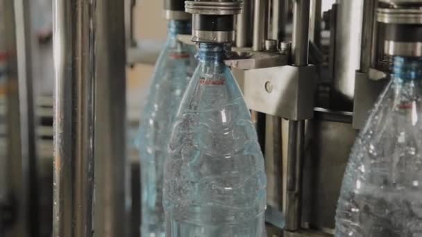 Ligne de production d'eau potable et de boissons gazeuses, le processus de remplissage des bouteilles d'eau, convoyeur. — Video