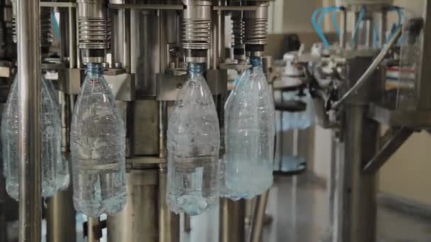飲料水及び炭酸飲料の製造ライン、水でボトルを充填するプロセス、コンベア. — ストック動画